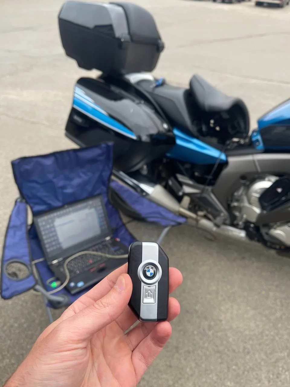 BMW Motorrad — ключи на фоне мотоцикла