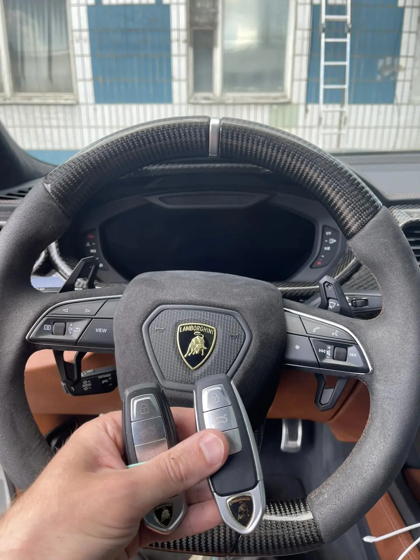 Lamborghini — ключи на фоне автомобиля