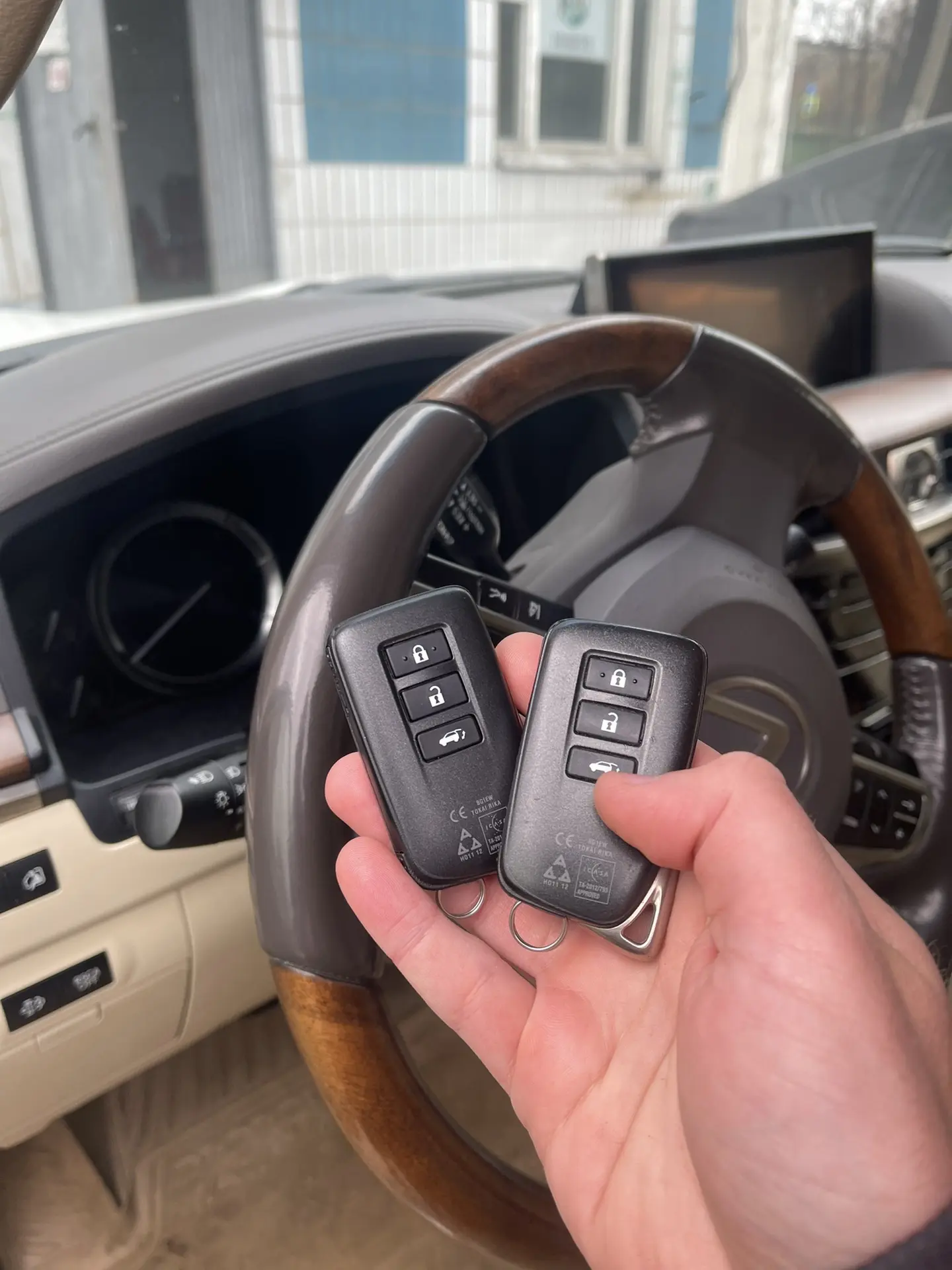 Lexus — ключи на фоне автомобиля