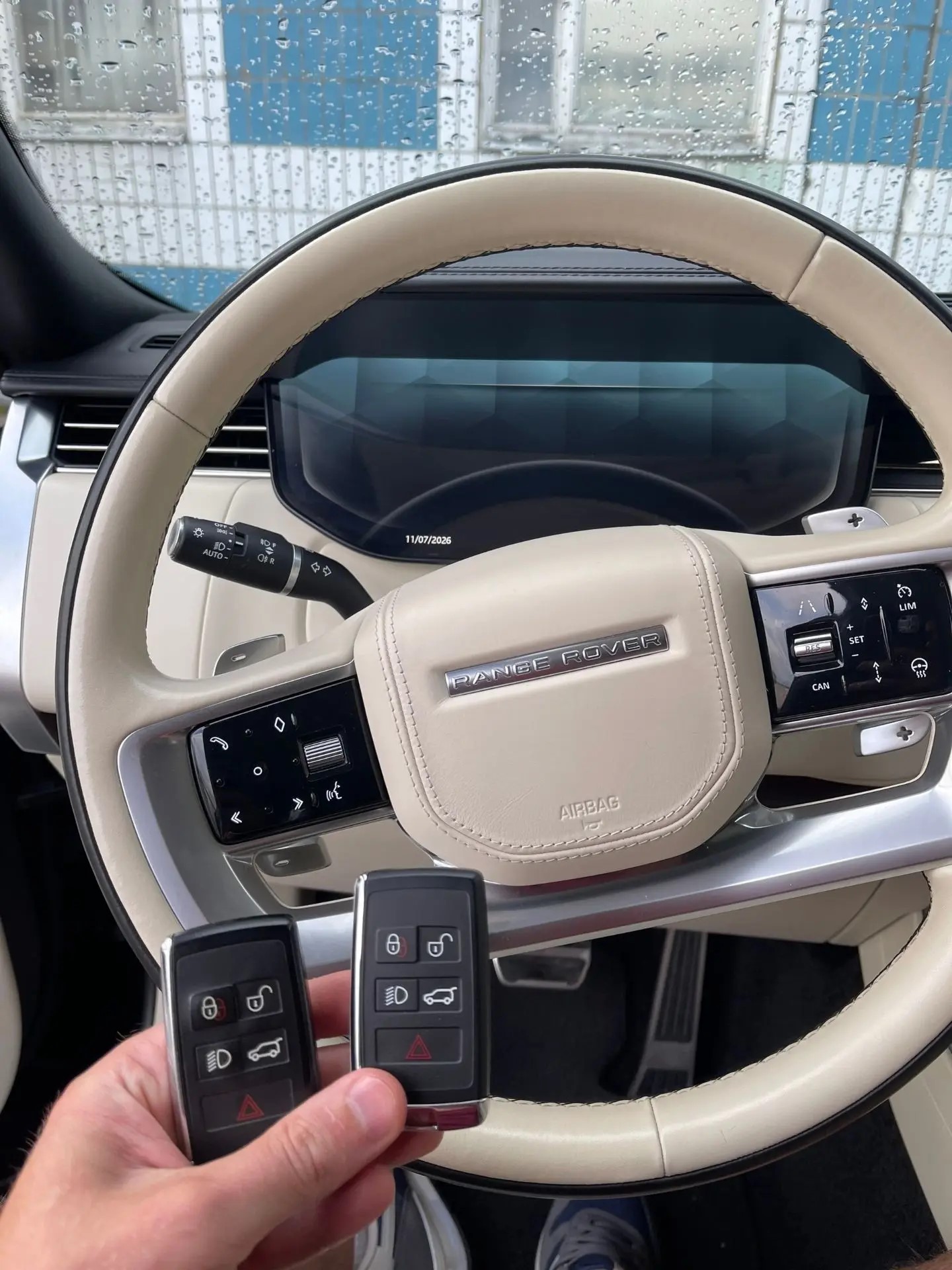 Range Rover — ключи на фоне автомобиля