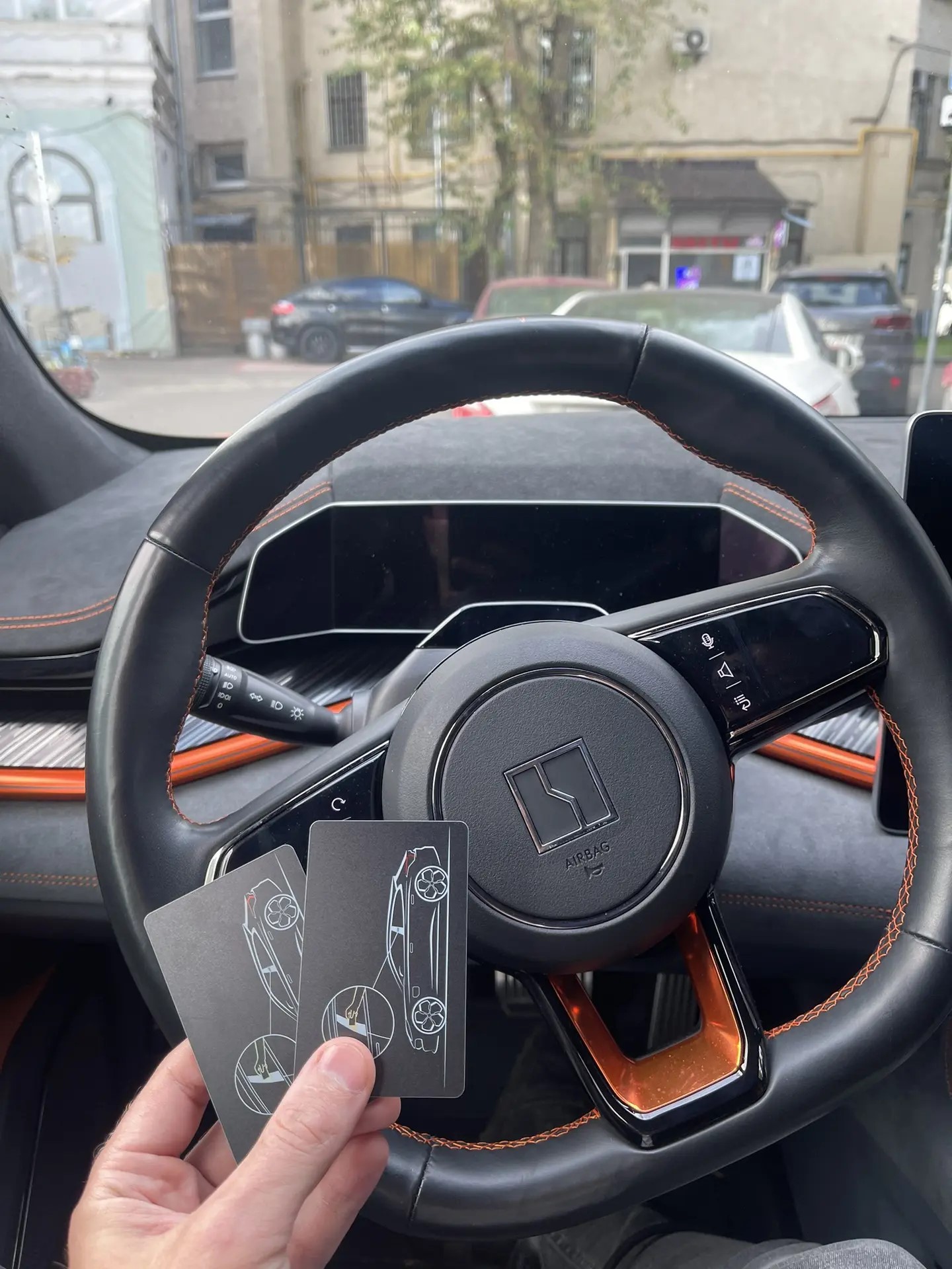 ZEEKR — ключи на фоне автомобиля